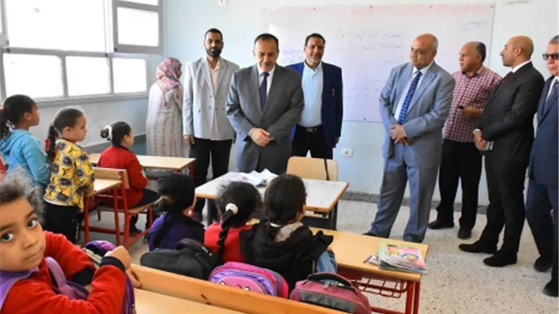 محافظ أسيوط يتفقد مدرسة الزاوية بحري الإبتدائية لمتابعة سير العمل