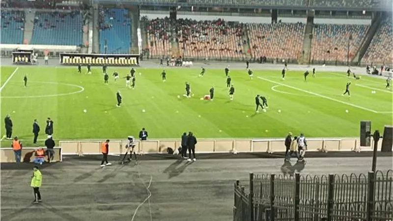 لاعبو الأهلي يجرون عمليات الإحماء استعدادا لمواجهة ستاد أبيدجان