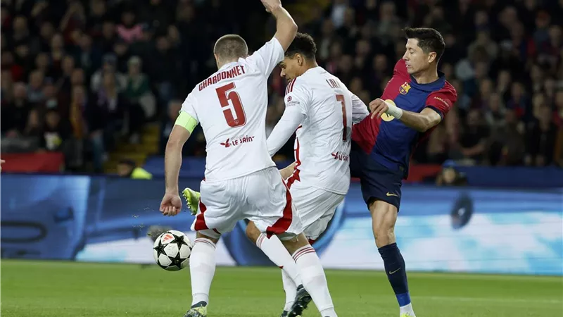 برشلونة يتقدم.. ليفاندوفسكي يسجل هدفه رقم 100 في دوري الأبطال