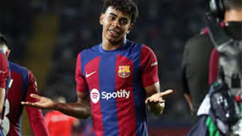 لامين يؤازر لاعبو برشلونة أمام بريست من مدرجات ملعب مونتجويك