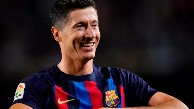ليفاندوفسكي يقود برشلونة للفوز على بريست بثلاثية نظيفة