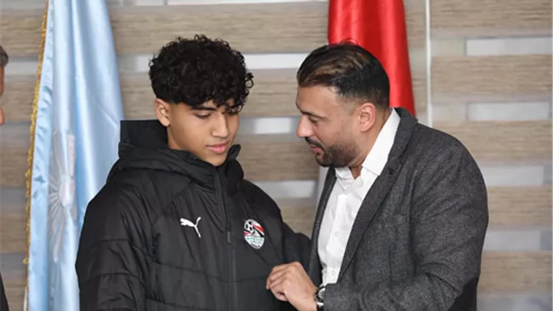 عمر الغنيمى يكرم اللاعب 
