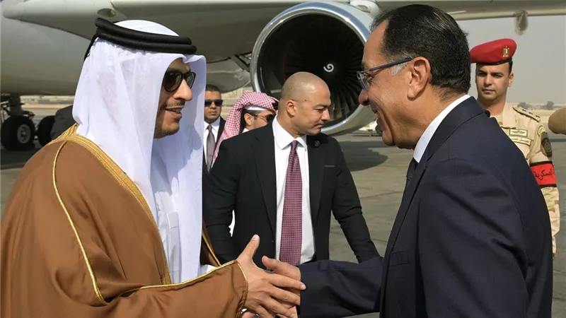رئيس الوزراء يستقبل نظيره القطري بمطار القاهرة الدولي