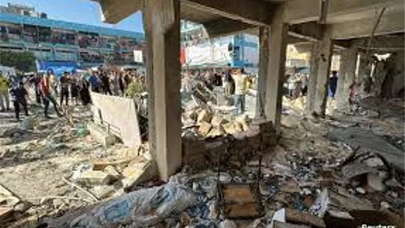 استشهاد 12 و إصابة آخرين في قصف مدرسة تؤوي نازحين بوسط غزة
