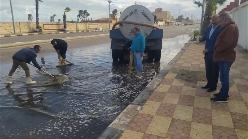 ورفع آثار مياه الأمطار بأحياء بورسعيد