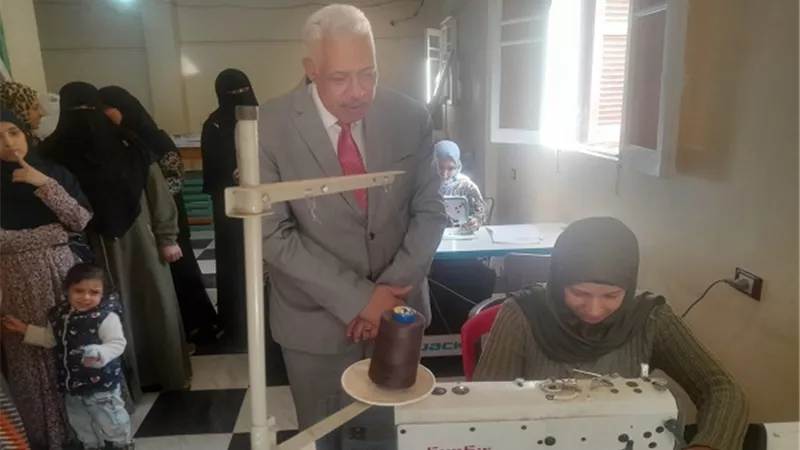 تدريب 20 فتاة من قرى أبنوب على مهنة التفصيل والخياطة