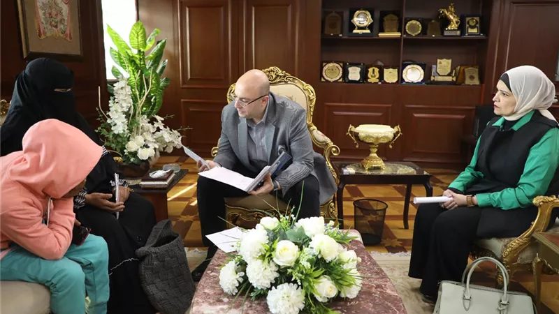 محافظ بني سويف يستقبل سيدة وابنتها ويستجيب لمعاناتها