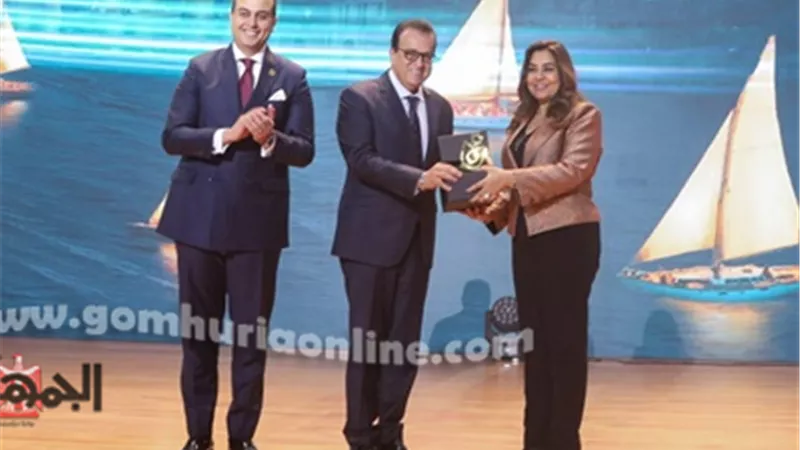 نائب رئيس الوزراء يكرم وزيرة التنمية المحلية