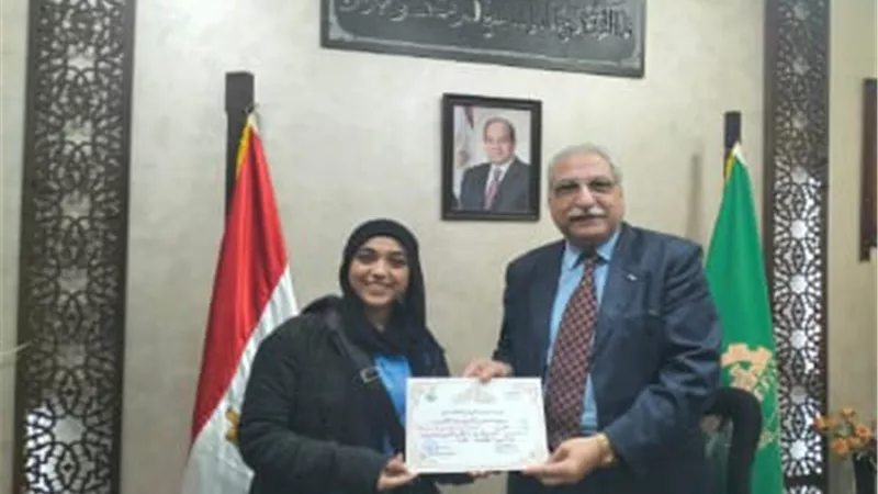 مدير تعليم القليوبية يكريم الطالبة رحمة بنت مدينة طوخ