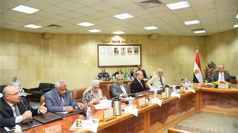 جامعة أسيوط:التأهيلي مقبول للالتحاق بالدراسات العليا بكلية الحقوق