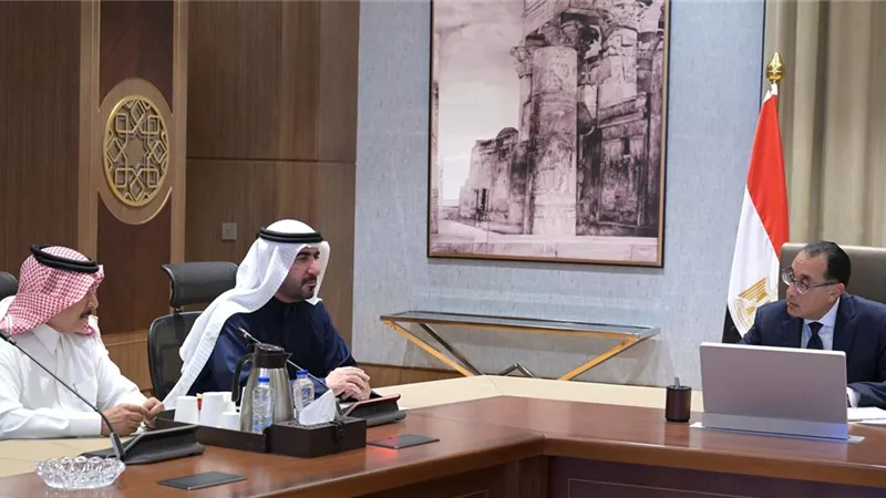 رئيس الوزراء يلتقي رئيس الديوان الأميري لإمارة عجمان بالإمارات