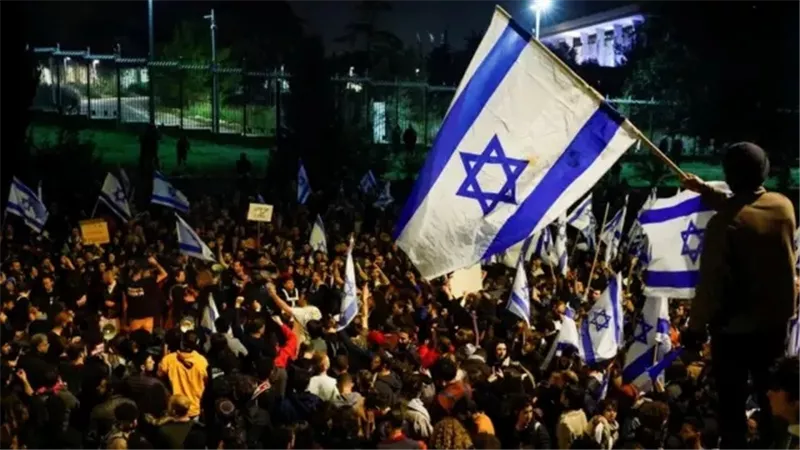 إسرائيليون يتظاهرون قرب مقر إقامة نتنياهو للمطالبة بصفقة تبادل أسرى