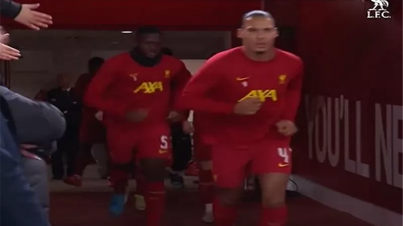 شاهد.. لاعبو ليفربول يجرون عمليات الإحماء استعدادا للريال