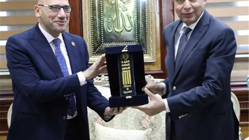 الثقافة تهدي درعها لمحافظ المنيا فى ختام مؤتمر أدباء مصر