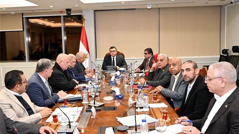 وزير الإسكان يستعرض الإجراءات التصحيحية لمحطة صرف صحى رأس البر