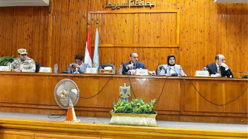 محافظ أسيوط يستعرض موقف مشروعات الخطة الإستثمارية للعام المالي الحالي