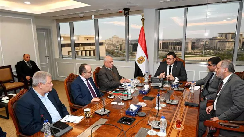 وزير الإسكان يستعرض التقنيات الحديثة المستخدمة فى مجال التحلية