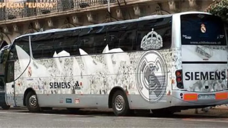 حافلة ريال مدريد تتعرض لحادث تصادم فى إنجلترا.. فيديو