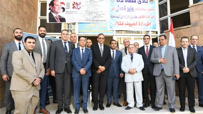 محافظ قنا يتفقد القافلة الطبية بنادي القضاة