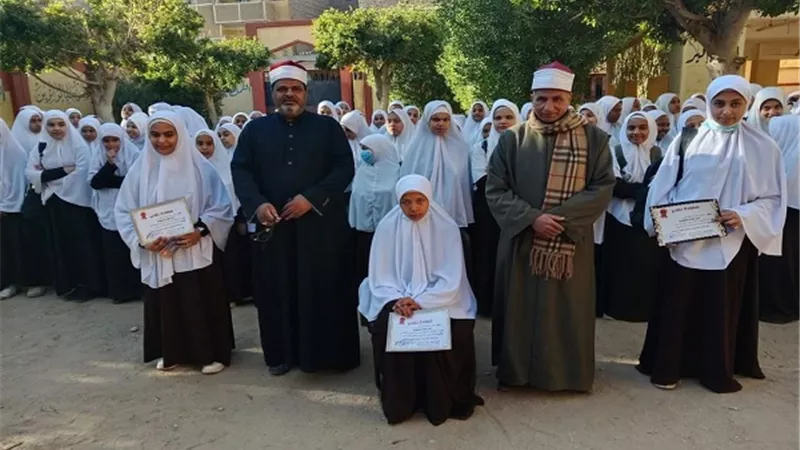 معهد فتيات أولاد نجم يكرمون طالبة عقب ختم القرآن داخل المدرسة