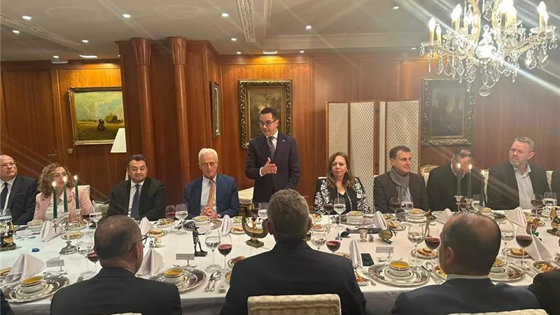 وزير الاستثمار خلال لقائة بمجموعة mutares الألمانية