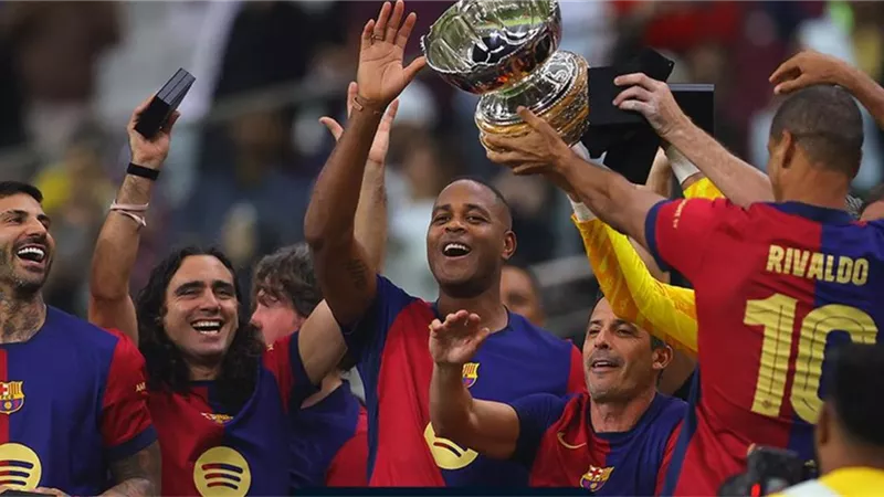 شاهد .. تتويج برشلونة بعد الفوز على ريال مدريد بكلاسيكو الأساطير