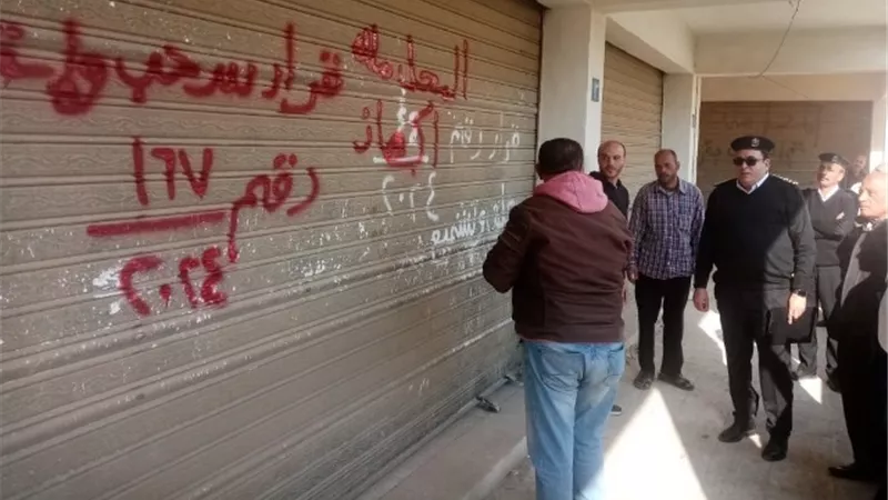 جهاز مدينة ١٥ مايو يشن حملة على العشش ويغلق ويسحب 6 محلات.. صور