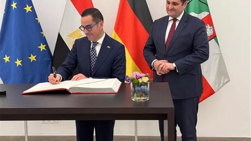 وزير الاستثمار يلتقي نائب رئيس حكومة ولاية شمال الراين