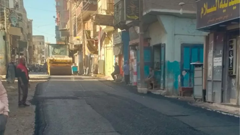 محافظ أسيوط يوجه بمتابعة أعمال الرصف بشارع الحرية بمدينة أبوتيج