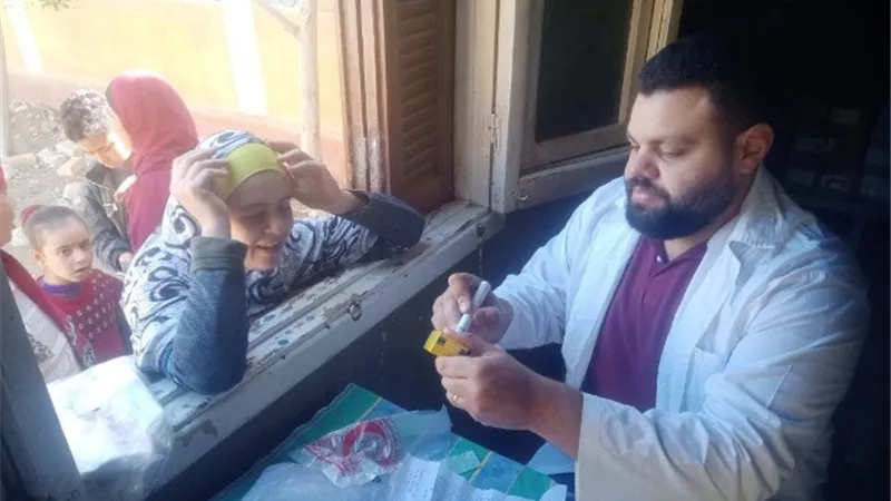 فحص وعلاج 1345 مريضا في قافلة بقرية السعادنة