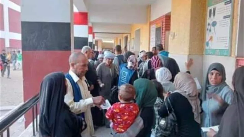 جامعة سوهاج تطلق قافلتها الطبية لقرية الرياينة وتعالج ٦٨١ مواطن