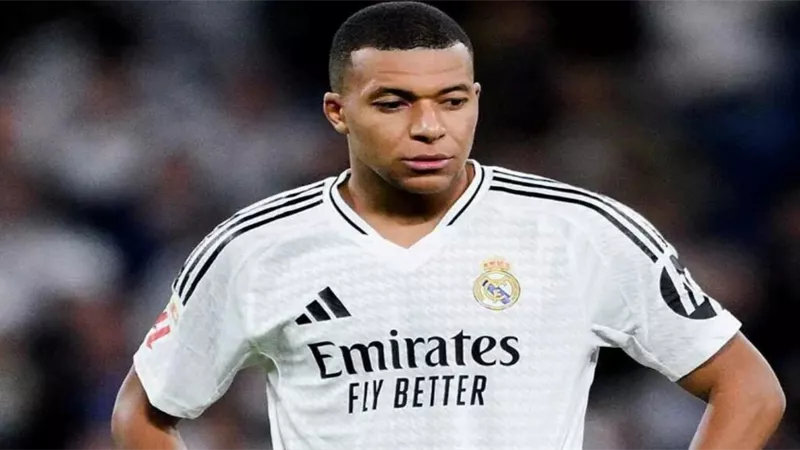 بعد الهزيمة امام ليفربول.. مشجع ريال مدريد يحرق قميص مبابي