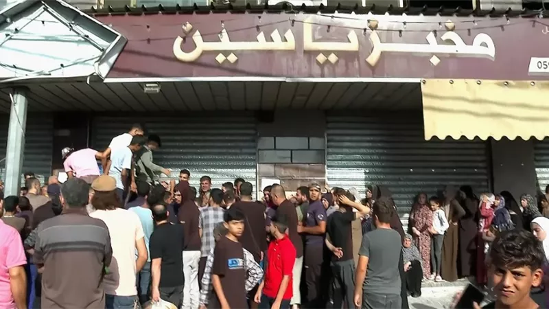 وفاة طفلين وسيدة اختناقا جراء تدافع حشود أمام مخبز في قطاع غزة