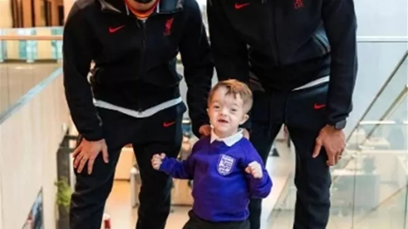 صلاح يحقق حلم مشجع ليفربول الصغير.. فيديو