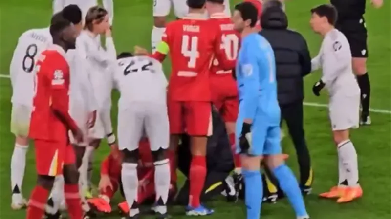 فيديو لعضو بجهاز ليفربول رفض منح لاعب الريال زجاجة مياه يثير سخرية رواد مواقع التواصل