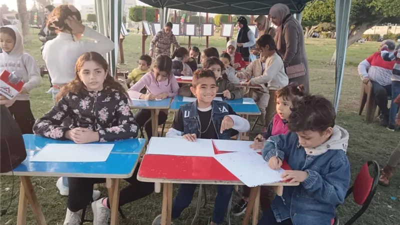 المتطوعين والفنانين يعلمون الأطفال الرسم في حدائق الإسماعيلية