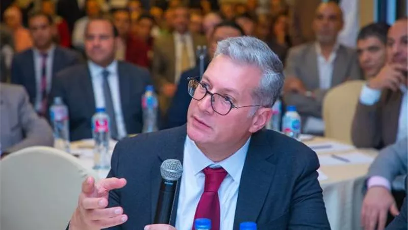 وزير البترول يشارك في الاجتماع الشهري بجمعية مهندسي البترول