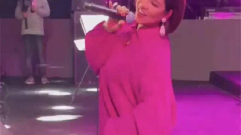 شيرين تغنى 