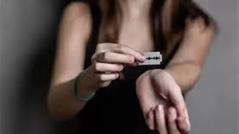 أسباب سلوك إيذاء النفس .. أبرزها القلق والاكتئاب