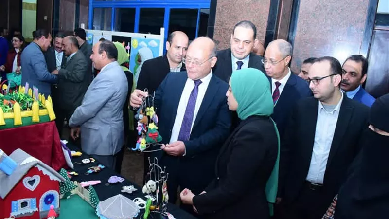 النعماني يفتتح معرض الأعمال الفنيةوالمشغولات اليدويةبكلية التربية