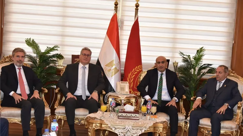محافظ بورسعيد ووزيرى التعليم والبترول يشهدون تخرج أول دفعة