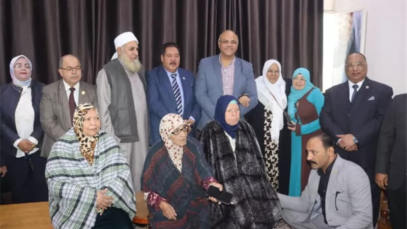محافظ القليوبية يوفر فرصة حج لاحدى نزيلات دار المسنين ببنها.. استجابة لطلبها