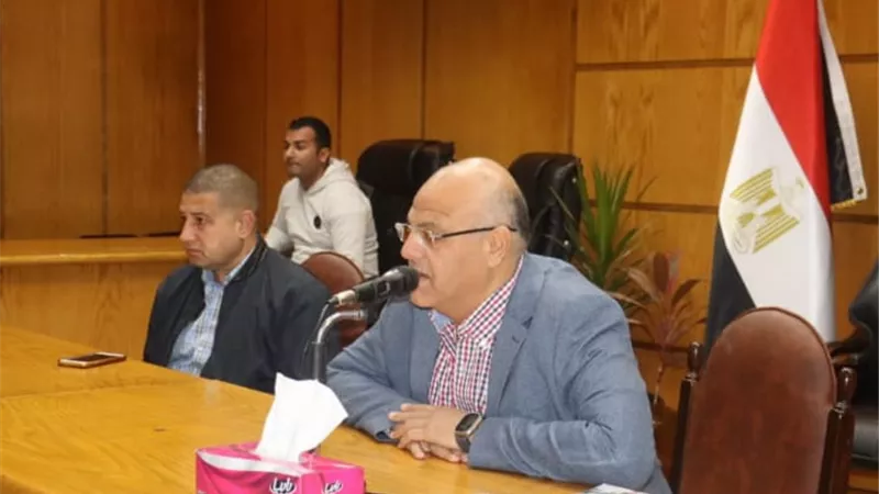 محافظ القليوبية يوجه المهندسين الجدد لبذل قصارى جهدهم ليكونوا قدوة حسنة لزملائهم