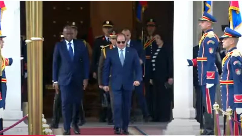 الموقع الرئاسي ينشر فيديو استقبال الرئيس السيسي لنظيره الجابوني بقصر الاتحادية