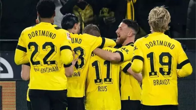 رغم الإجراءات الأمنية المشددة.. جماهير دورتموند تهرب الألعاب النارية