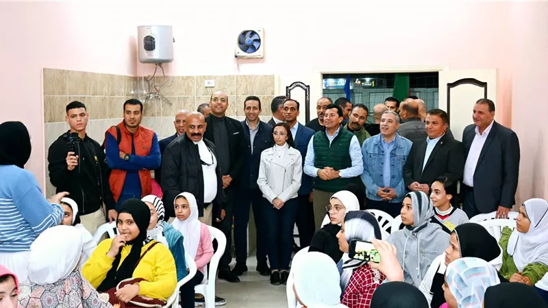 محافظ البحيرة ووزيرالشباب والرياضة يختتمان زيارتهما لمراكز الشباب