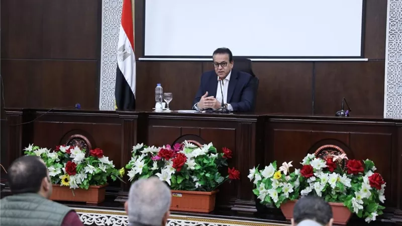 وزير الصحة يوجه بتسريع إجراءات إصدار القرارات العلاجية وخفض مدة انتظار المرضى