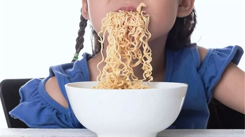 هل طعم مرق اللحم في المكرونة سريعة التحضير حقيقي ؟ خبير يكشف
