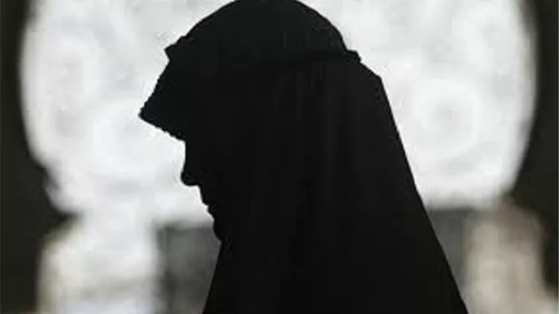 حكم خلع المرأة لحجابها امام زوج الحماة
