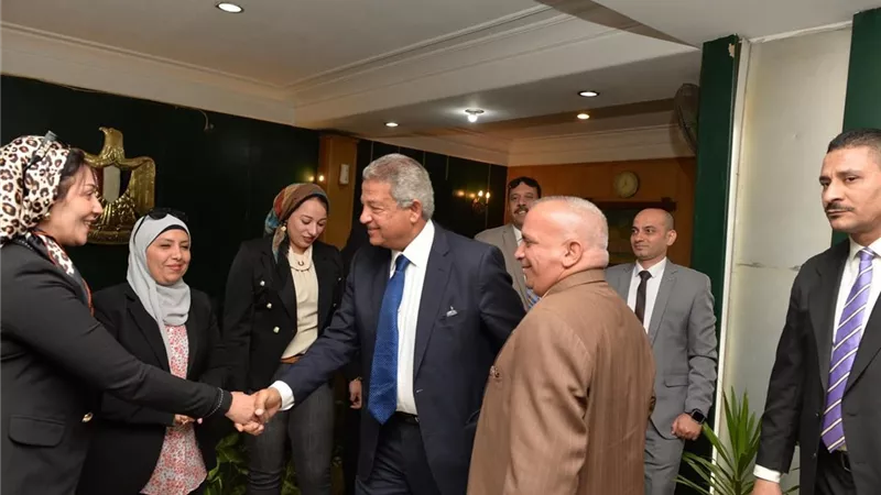 المهندس خالد عبدالعزيز يصافح العاملين ويتعهد بتطوير العمل داخل الأعلى للإعلام